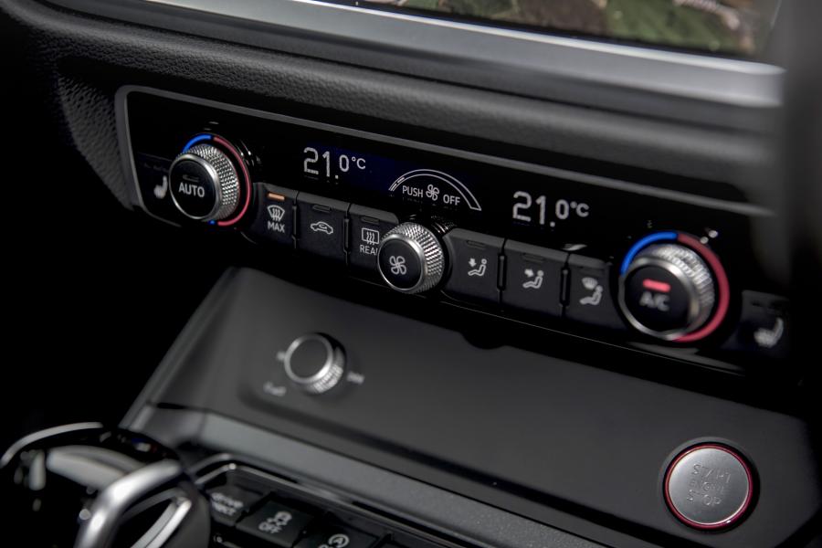 Детали интерьера Audi RS Q3 2019 года  (UK) (фото 15 из 63)
